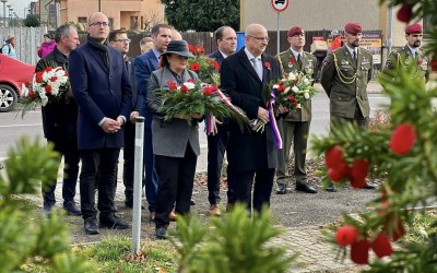 S květem vlčího máku na klopě ve Slatiňanech