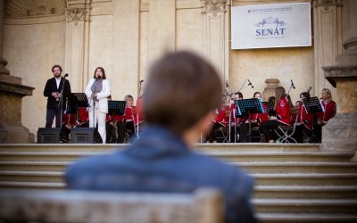 S Dechovým orchestrem Chlumec nad Cidlinou jsme si užili Valdštejnské léto v Senátu